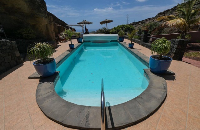 Finca "Castillo Bentley" Sleep in a volcanic cave