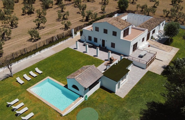 Finca El Lobito 20. 000m2 of olive grove, incredible views 10 minutes from downtown