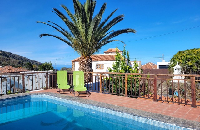 Finca El Poleo with pool and sea view