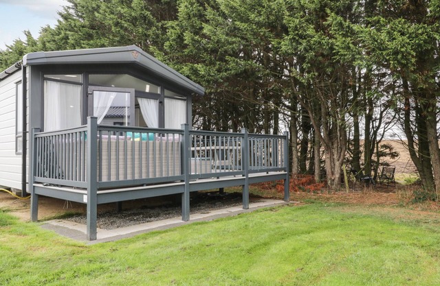 FINCH 59, pet friendly, character holiday cottage in Cayton