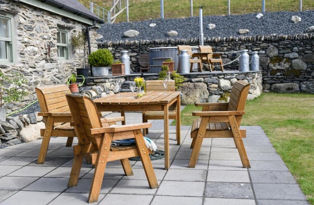Finest Retreats - Moelis Granary - Luxury Cottage with Hot Tub