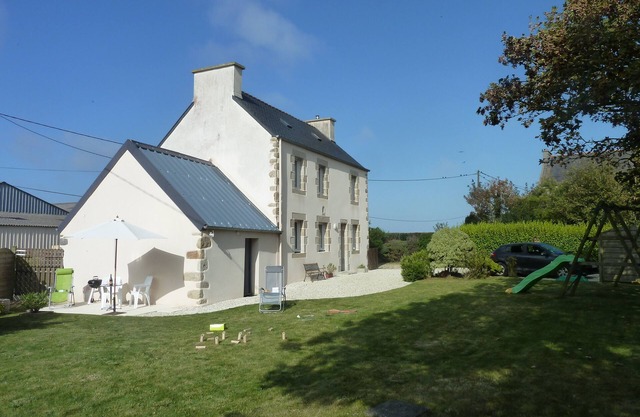 Finistère, independent house 2 km from the sea (fine sandy beaches) and the GR34