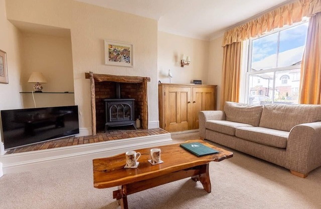 FIR TREE COTTAGE/COSY 3 BED COTTAGE IN PENRHYN BAY WITH SEA VIEWS, ACCESS TO