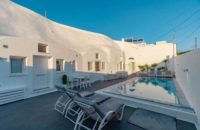 Fira-Cave-Sleeps 13-Parking-Pool-Pet Friendly