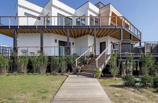 Fire Island White House - Ocean Bay Park n5 Bedroom Bayview Home - Sleeps 18!