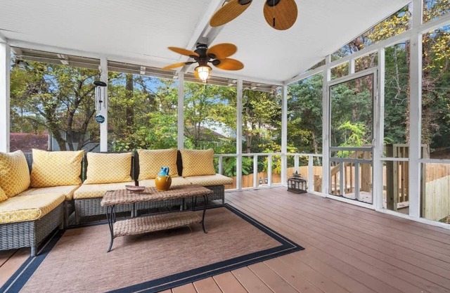 Fire pit - 6 Min to North Hills - Screened Porch