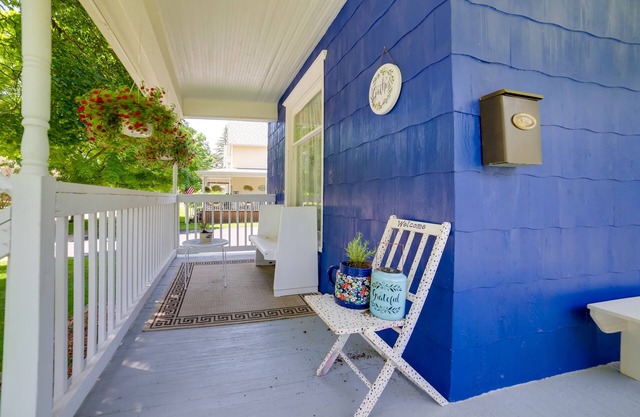 Fire Pit, BBQ & Yard: Family Home in Adrian