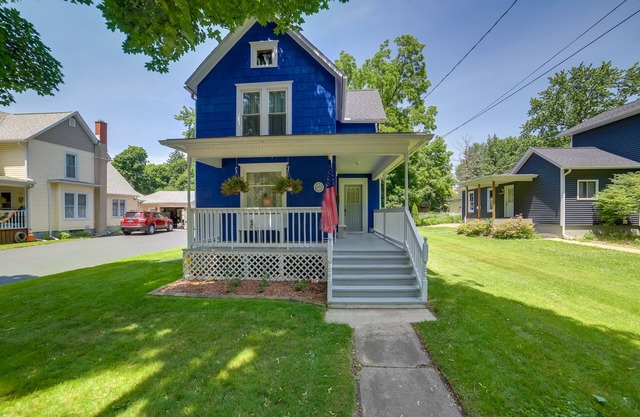 Fire Pit, BBQ & Yard: Family Home in Adrian