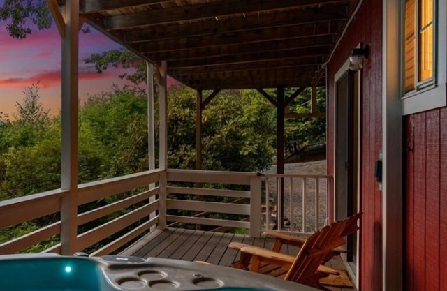 Fire Pit, Hot Tub and Amazing Views!