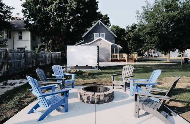 Fire Pit, Walk to Lake, Year-Round Hot Tub & Dog Friendly!