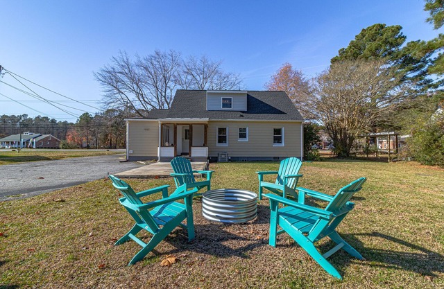 Fire Pit🔥 Walk to Town. 1st floor King Bed & Walk in Shower! Monthly Discounts!