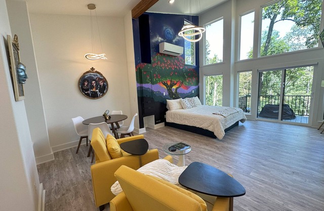 Firefly 2, luxury lakeside treehouse w/hot tub, BBQ, extra parking, boat put-in