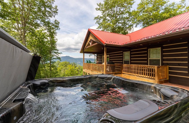 Firefly Cabin - Beautiful mountain views, hot tub, pet friendly, high-speed internet!