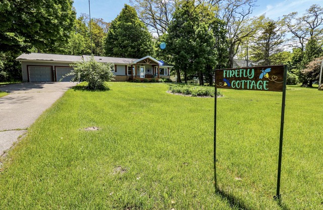 Firefly Cottage Enjoy Views of Glen Lake