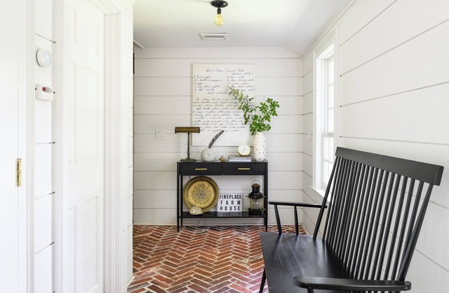 Fireplace Farmhouse in bucolic Brookhaven Hamlet/5 bedroom with pool & hot tub