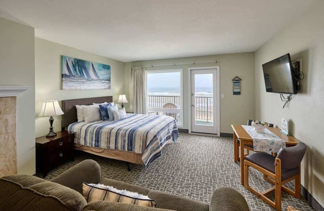 Fireplace Studio - Ground Level - Beach Access - Pool & Hot Tub!