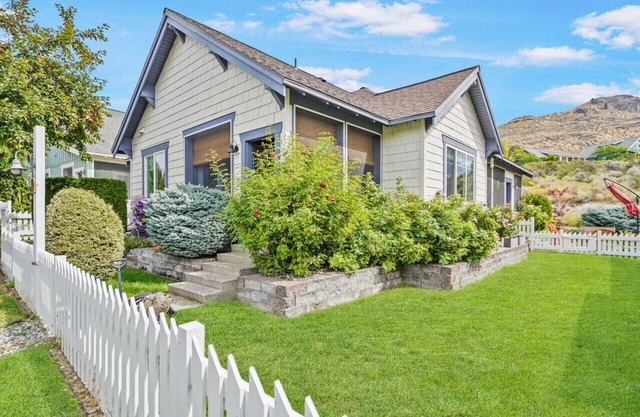 Firerock Couples cottage - Charming w/huge beach!