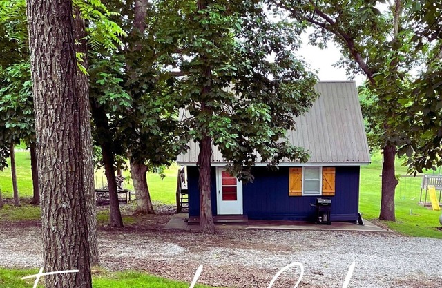 Fireside Cabin – a cozy retreat at Truman Lake – relax and unwind! Pet friendly!