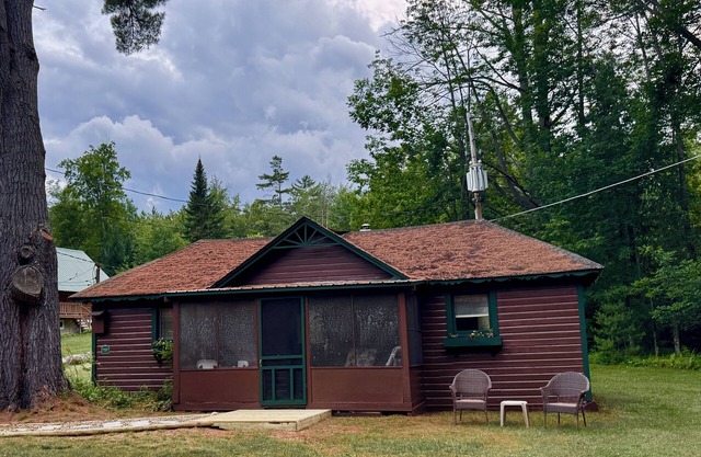 Fireside Cabin, Pool & AC, Wonderful Cozy Adirondack Cabin steps from Loon Lake.
