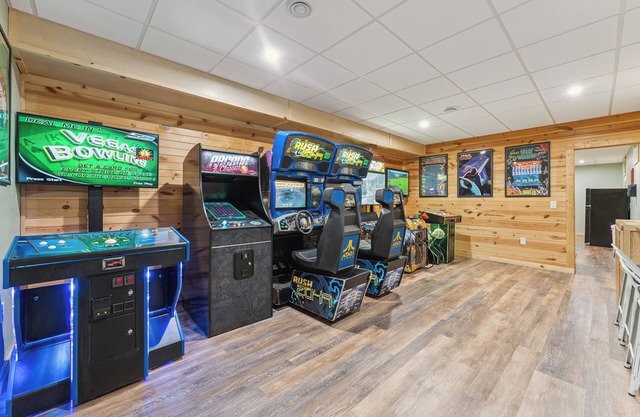 FIRST CLASS" BIG MOMMA"- 19 Person home with Arcade! Family fun!