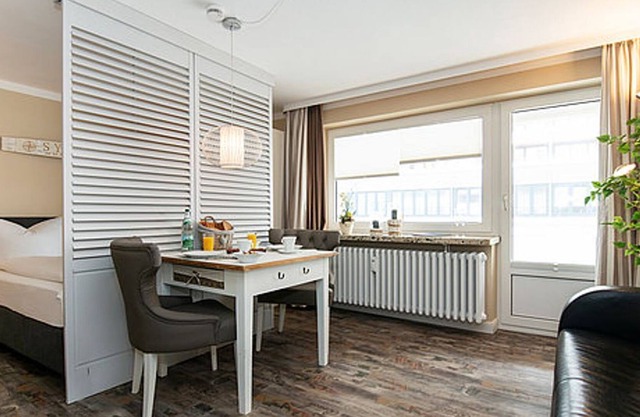 First Cream (AD5-105) - Right on the beach: 1 room apartment with balcony for 2 people