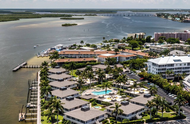 First-floor, 1/1, Old Marco unit with a fishing pier