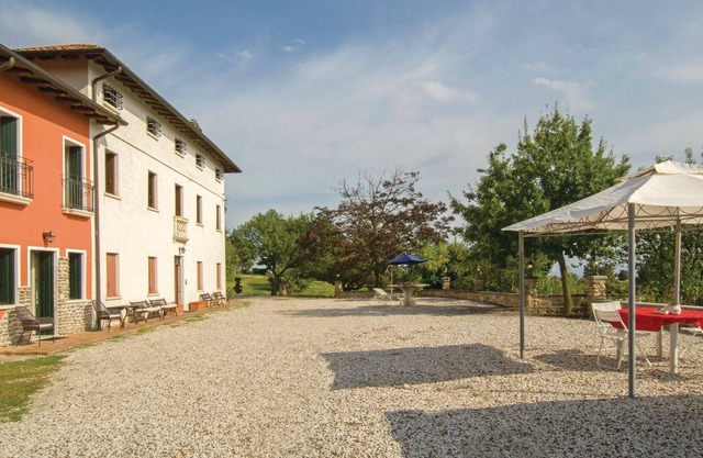 First floor vacation apartment in a country house from the 19th century, located on a hill with beau