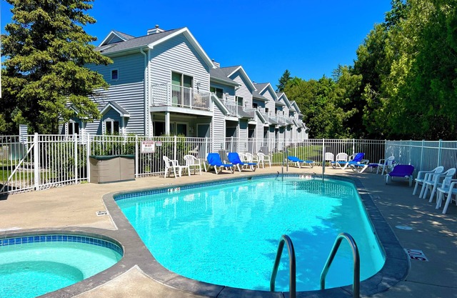 Fish Creek, Door County Condo - Walk to Shopping, Dining & Peninsula State Park