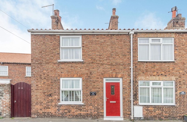 FISHER COTTAGE, pet friendly, character holiday cottage in Hornsea