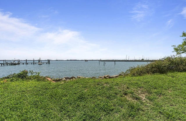 Fisherman's Cabin - Water front and Pet Friendly by RedAwning