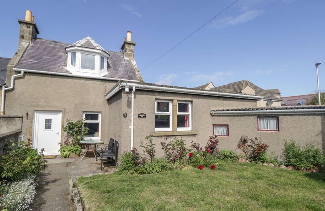 FISHERMAN’S REST, pet friendly, character holiday cottage in Burghead