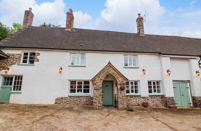 FISHERMEN'S COTTAGE, pet friendly, with hot tub in Chulmleigh