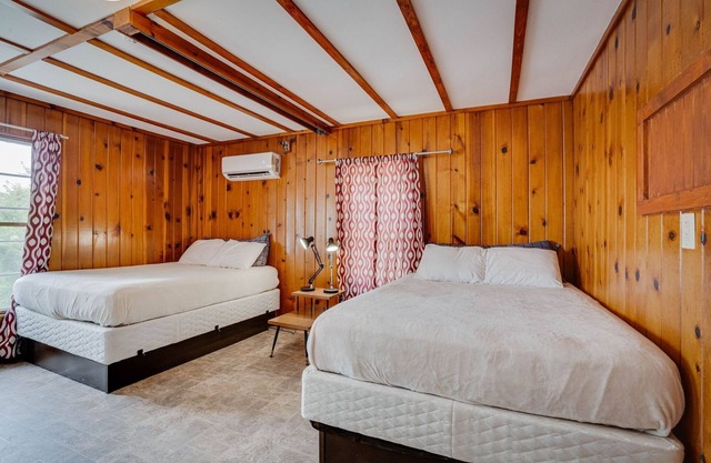 Fishing Cabin #5 2 queen beds and 1 bath dock