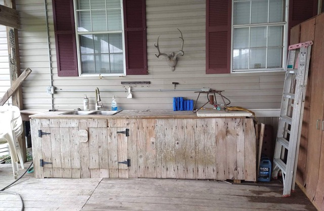 Fishing Camp sleeps 12, fully equipped. Screened in porch. 5 minutes from marina