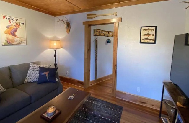 FISHING, KAYAKING, BOATING, PET-FRIENDLY LODGE ON SMITH RIVER