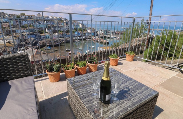 FISHNETS, pet friendly, character holiday cottage in Brixham