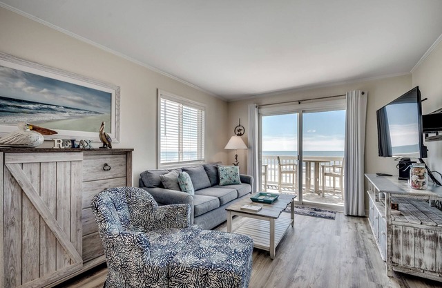 Fishtales Modern Oceanfront End Unit w Pool