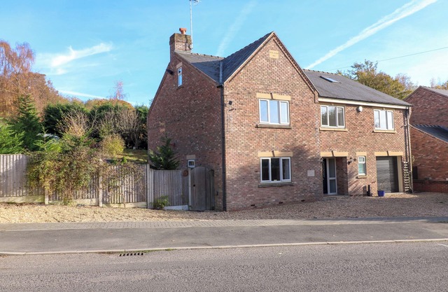 FIVE ACRES, pet friendly, with hot tub in Chesterfield