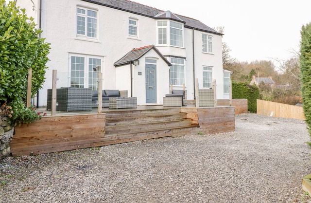 FIVE COUNTIES VIEW, pet friendly, luxury holiday cottage in Trevor