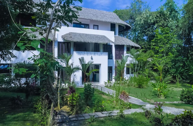 Five luxurious suites with full kitchens, great location near beach & town