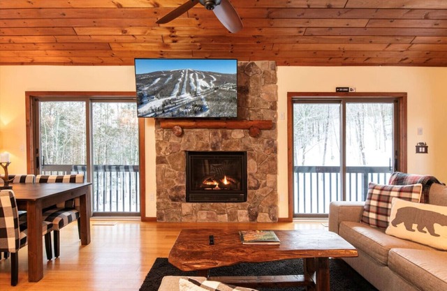 Five minute drive to Jackson Gore side of Okemo Mountain with private hot tub and fire pit