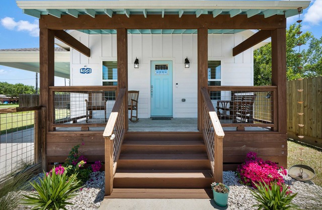 Five Oaks Cottage | Covered Porch + Close to Pier & Beach!