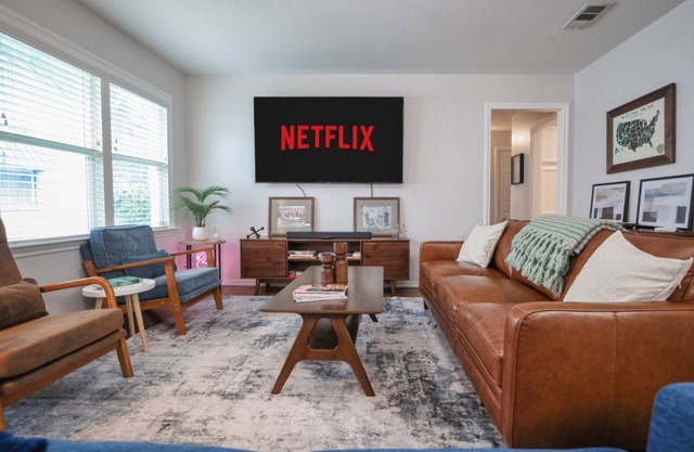 Flamingo Lane House: Modern 3BD2BA w Peloton EV Charger