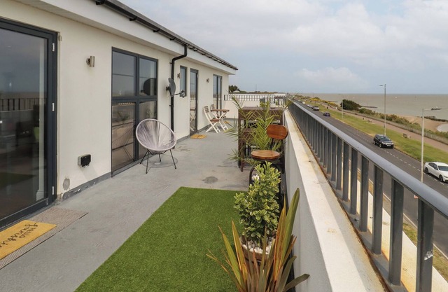 FLAT 10, family friendly, country holiday cottage in Holland-On-Sea