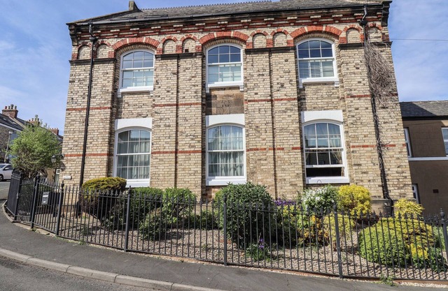 FLAT 2 THE OLD CHAPEL, pet friendly, with a garden in Whitby