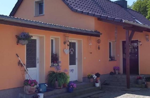 Flat in Buchenhain with large garden