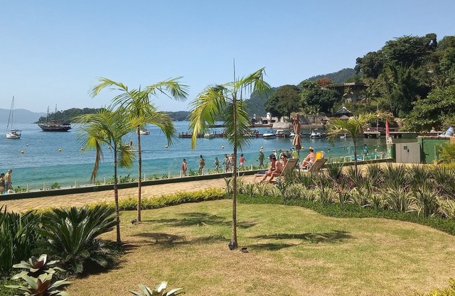 FLAT IN PRAIA GRANDE ON THE BEIRA MAR WITH PARKING