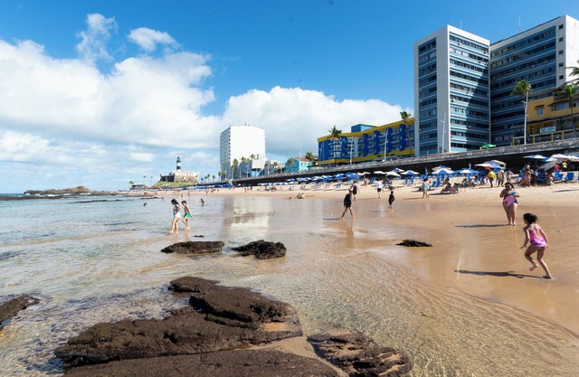 Flat on Farol da Barra beach with swimming pool, air conditioning and garage