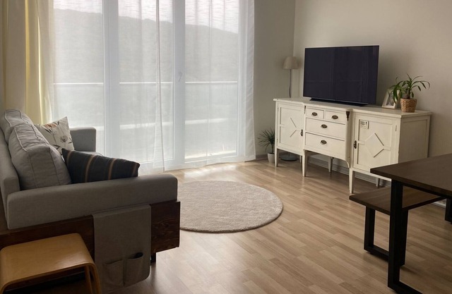 Flat w Pool and Security, 10 min to Rings Mall
