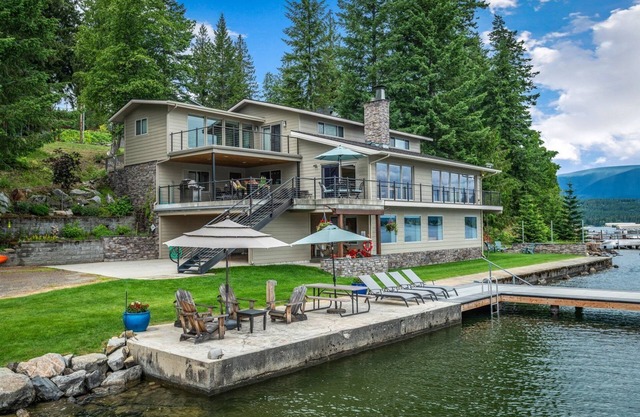 Flat Waterfront Family Home | 5 Bed, 4 Bath